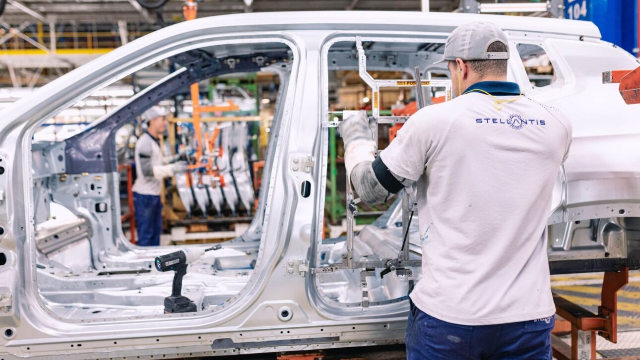 Stellantis desmonta 370 carros en 100 días en el 1º CDV de Brasil, reaprovecha materiales, vende piezas en línea y apunta a un mercado de hasta R$ 14 mil millones.