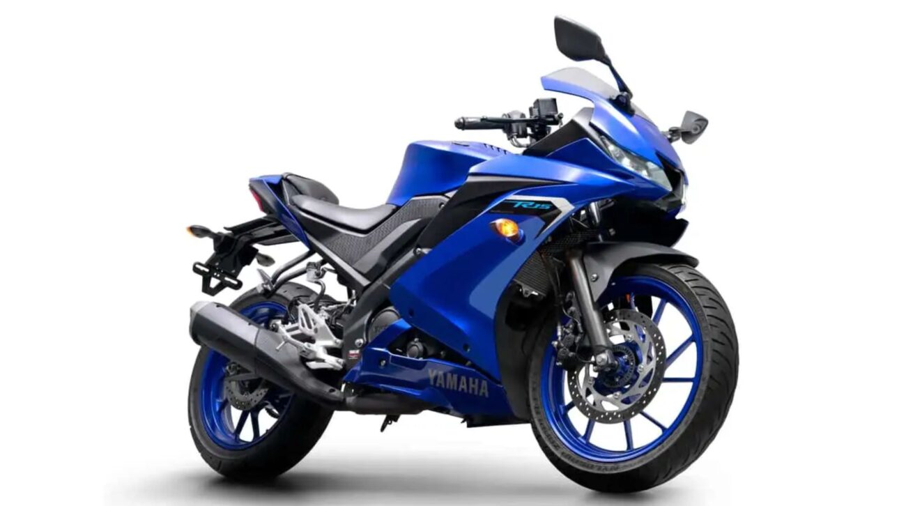 Nueva Yamaha R15 ABS 2026 llega a Brasil con motor VVA, consumo de hasta 54,7 km/l, ABS en las dos ruedas y nuevo color X-Black. Consulte los detalles!