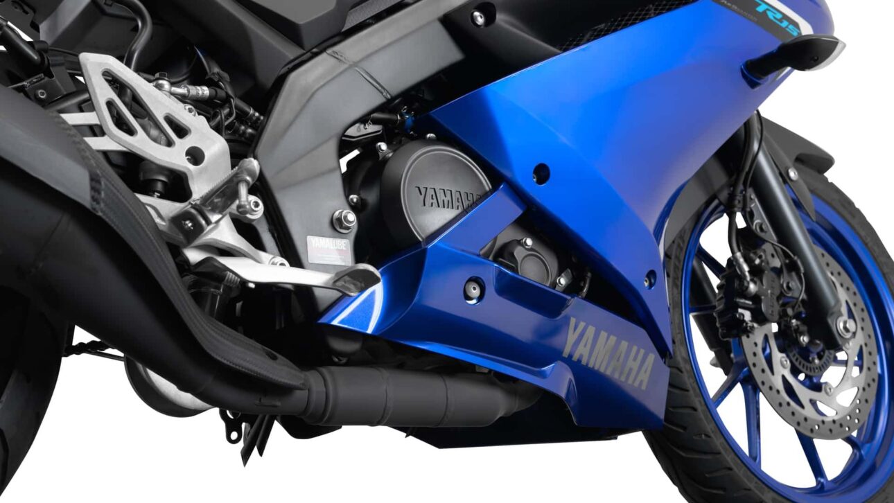 Nueva Yamaha R15 ABS 2026 llega a Brasil con motor VVA, consumo de hasta 54,7 km/l, ABS en las dos ruedas y nuevo color X-Black. Consulte los detalles!
