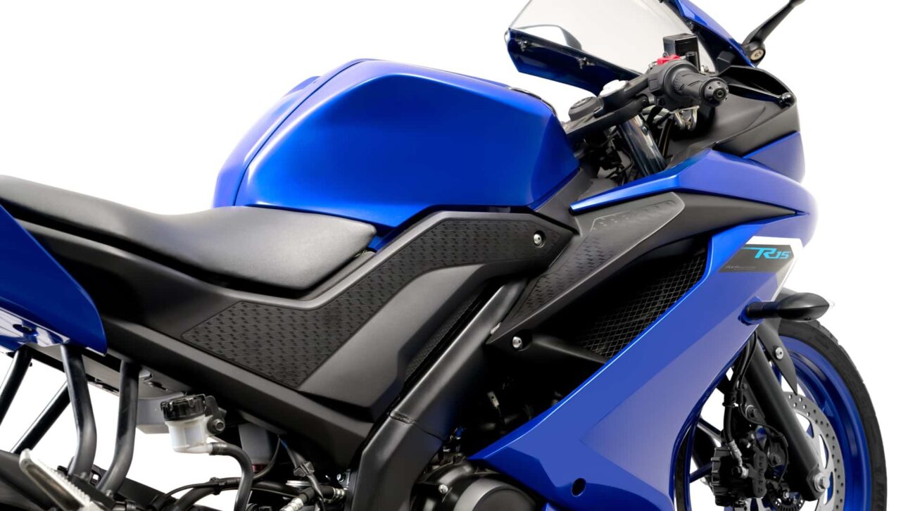 Nueva Yamaha R15 ABS 2026 llega a Brasil con motor VVA, consumo de hasta 54,7 km/l, ABS en las dos ruedas y nuevo color X-Black. Consulte los detalles!
