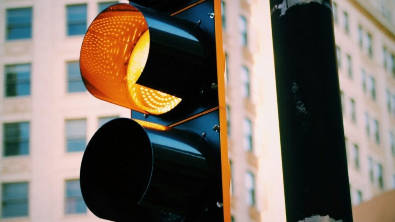 Entiende las reglas del CTB sobre la luz amarilla y cómo evitar multas y puntos en la licencia al conducir con seguridad. Sabe cuándo acelerar puede estar permitido.