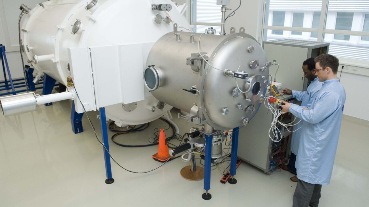Cámara de vacío usada para probar motores de plasma en condiciones similares a las del espacio, etapa esencial para misiones interplanetarias. (Imagen: ESA/ESTEC)