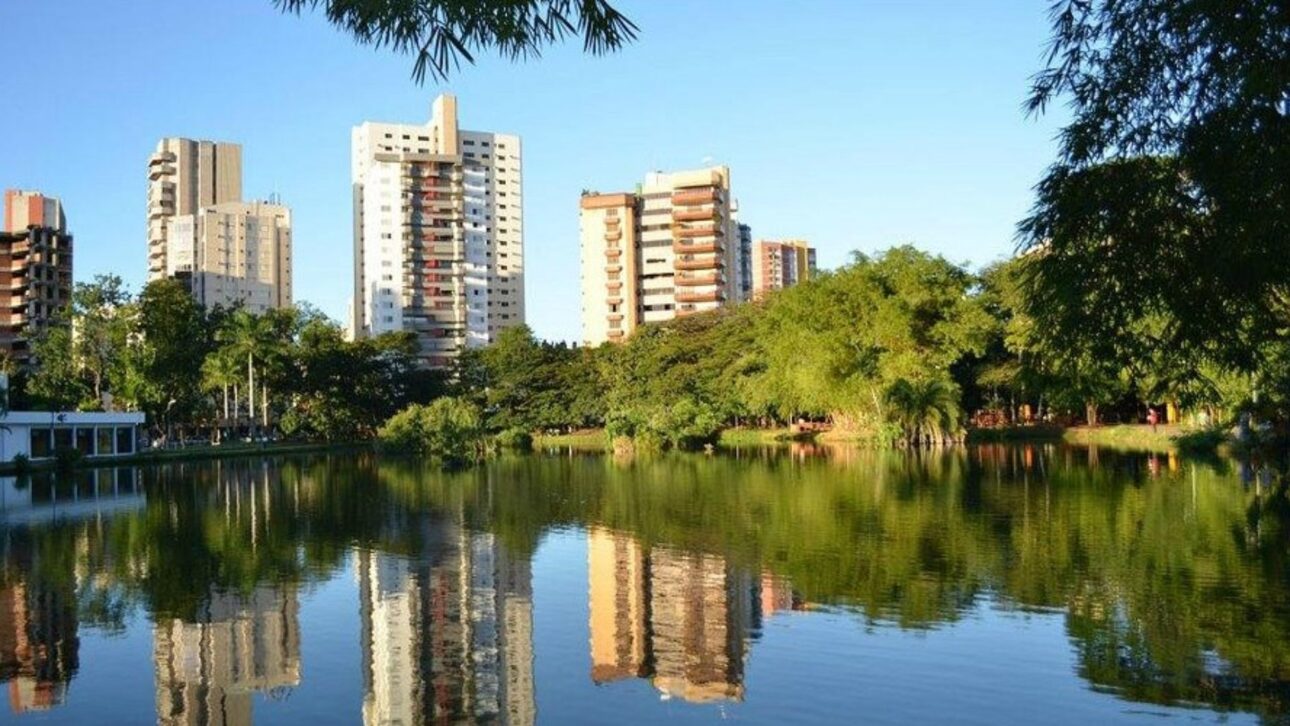 Goiânia se destaca internacionalmente con 94 m² de área verde por habitante, índice que supera parámetros globais y reforça debates sobre urbanismo y calidad de vida.