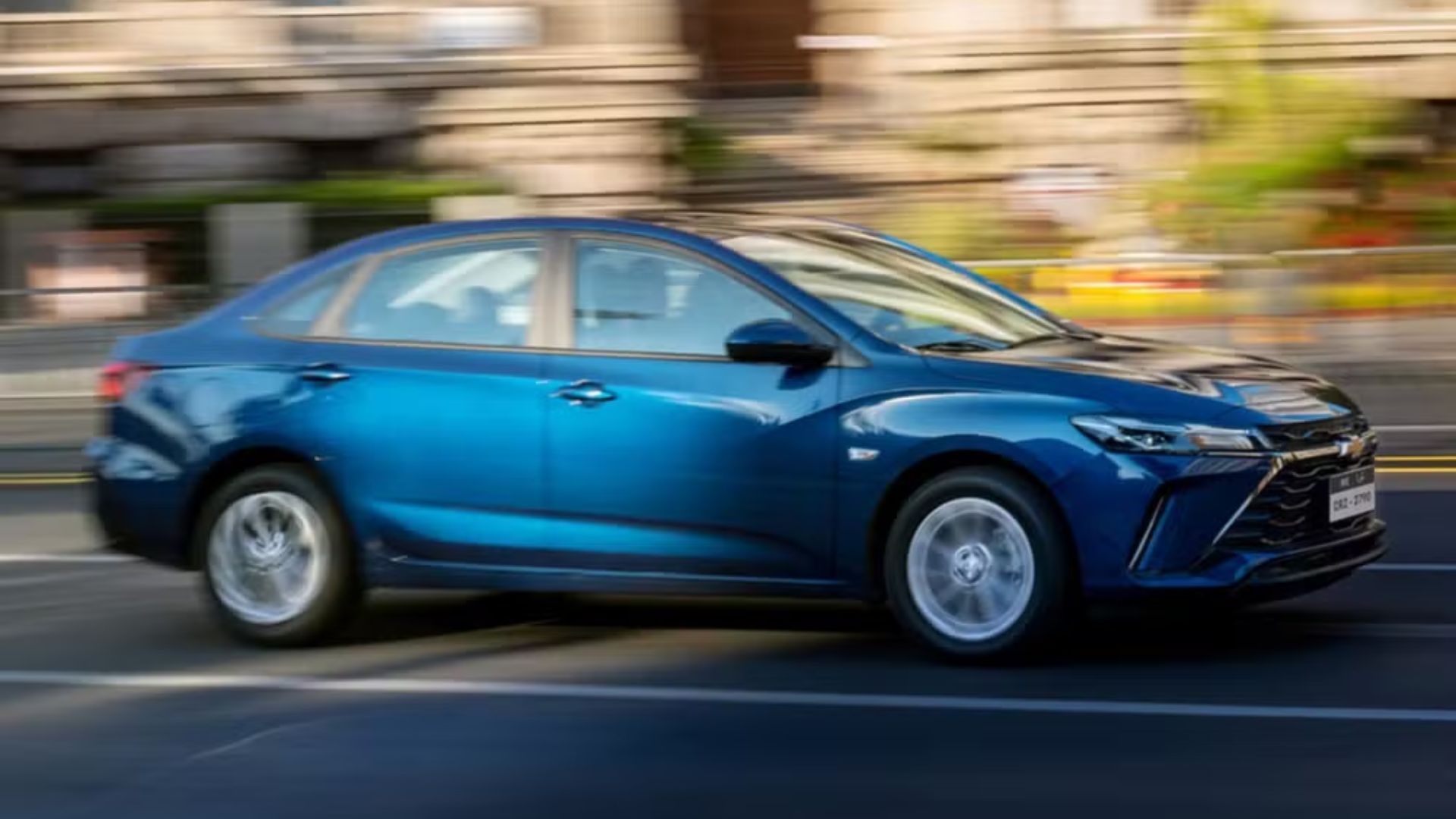 Chevrolet relança Monza como sedã global e o rebatiza de Cruze no Catar, com motor 1.5, foco em tecnologia, design moderno e estratégia internacional da GM.