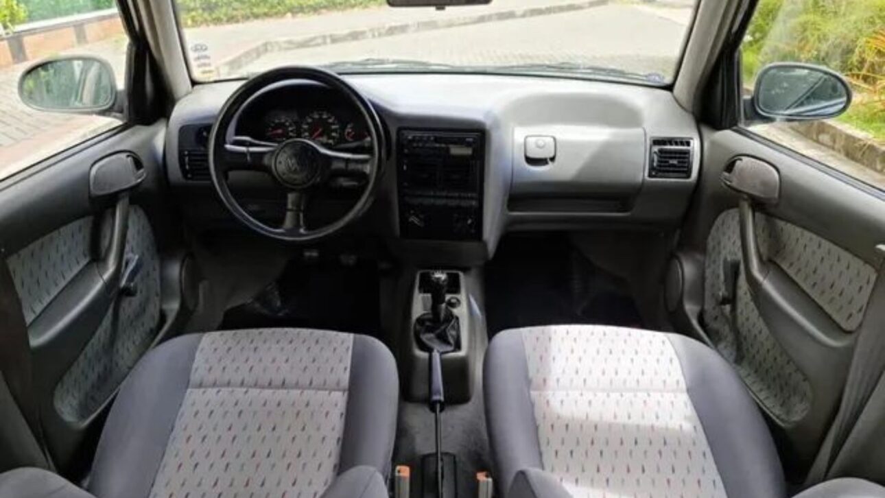 Gol bolita 1999 cuesta menos de R$ 8 mil, entrega consumo eficiente, autonomía de hasta 730 km en la carretera y sigue siendo una opción accesible en el mercado de usados.