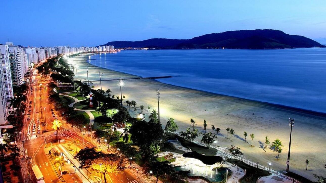 Santos concentra 107 centenarios y alberga el mayor jardín de playa del mundo, con 5,3 km de orla, área verde histórica y destaco en la Baixada Santista.