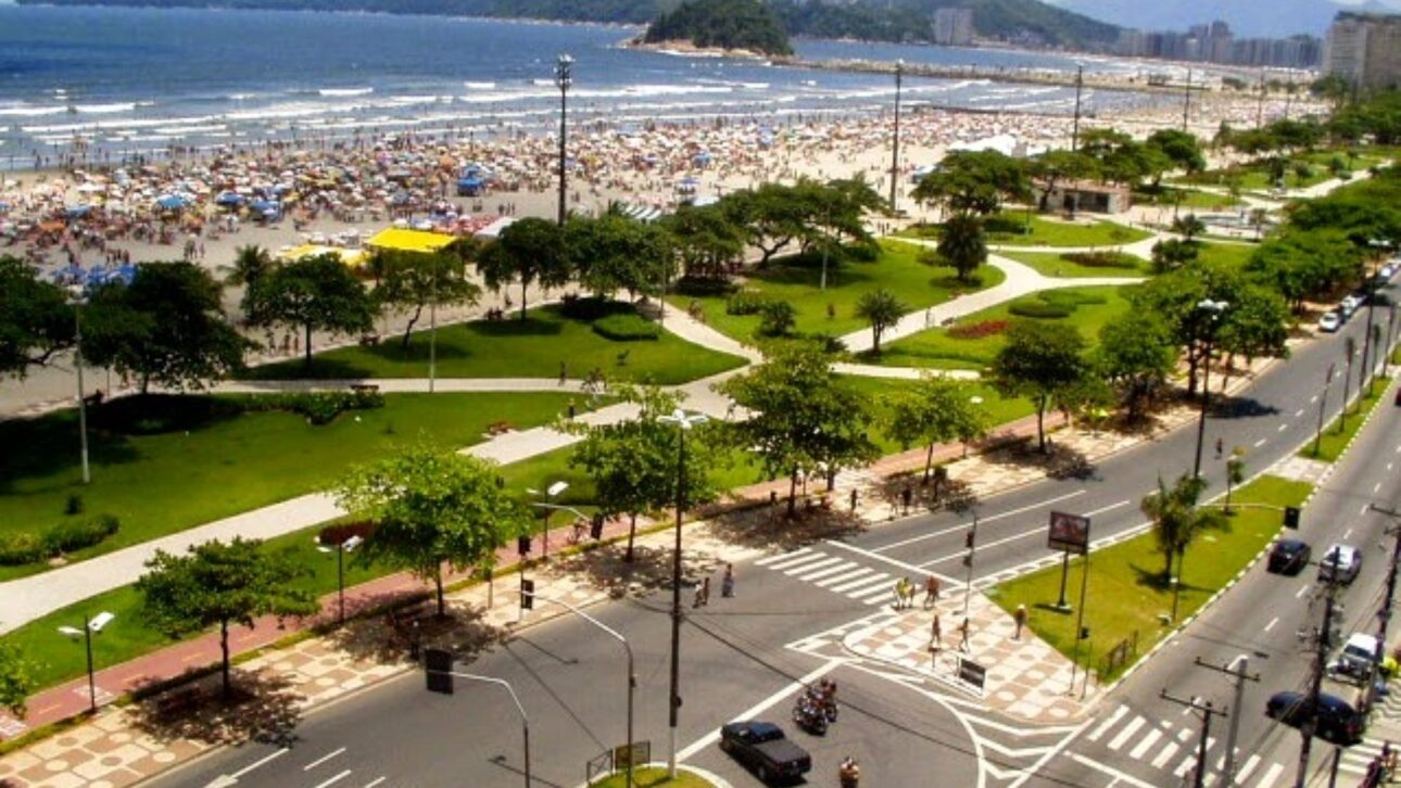 Santos concentra 107 centenarios y alberga el mayor jardín de playa del mundo, con 5,3 km de orla, área verde histórica y destaco en la Baixada Santista.