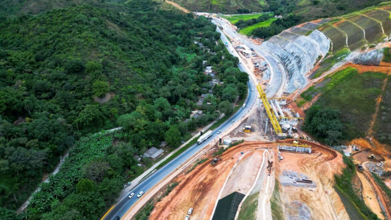 Obras de R$ 1,5 mil millones modernizan la Serra das Araras en la BR-116, con nuevos viaductos, rampas de escape y reducción del tiempo de viaje.