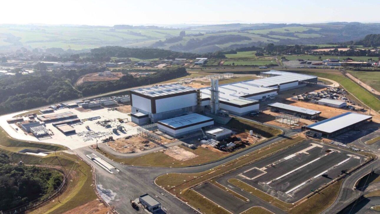 Nueva fábrica de Ambev en Carambeí, en Paraná, recibe R$ 1 billón, genera 4,6 mil empleos y produce botellas de vidrio con energía 100% renovable.