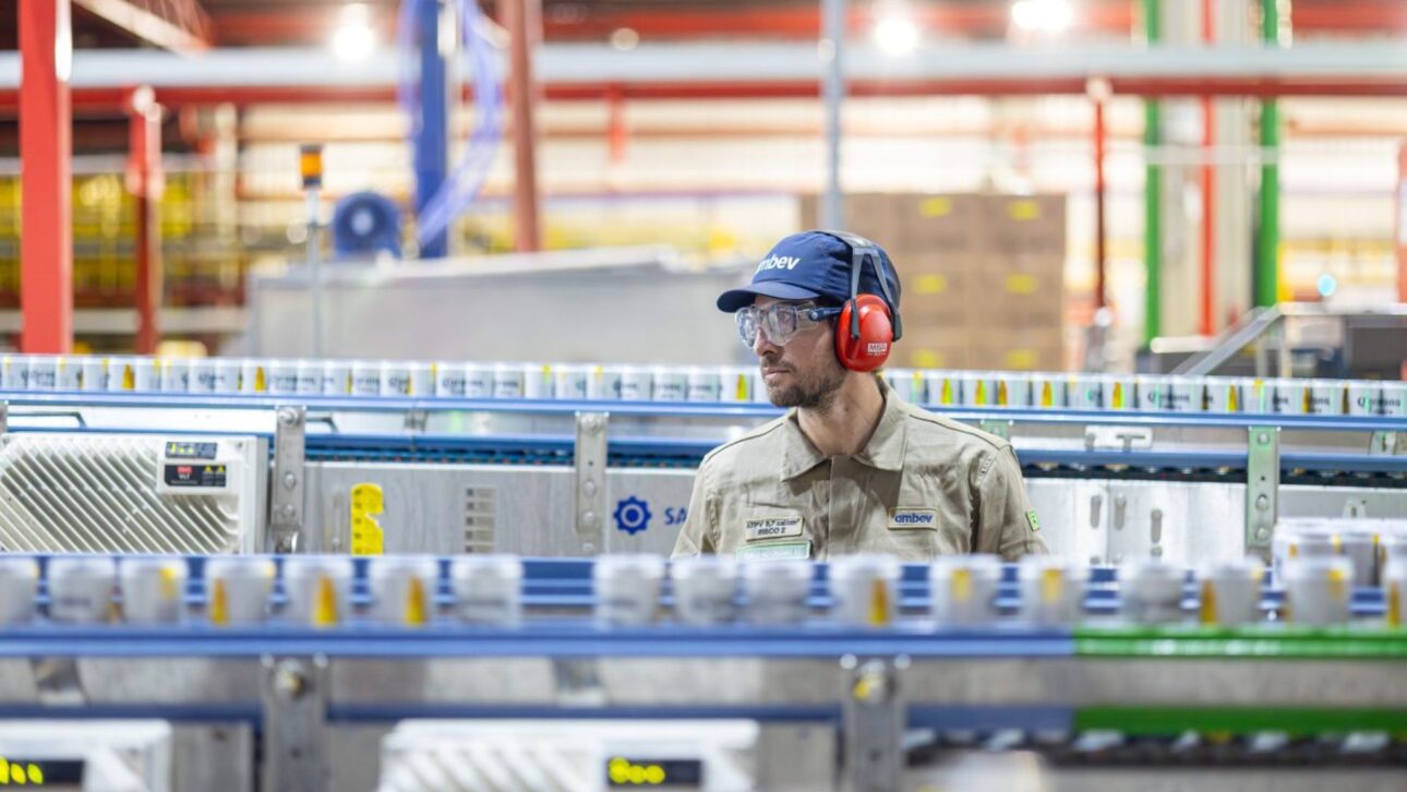 Nueva fábrica de Ambev en Carambeí, en Paraná, recibe R$ 1 billón, genera 4,6 mil empleos y produce botellas de vidrio con energía 100% renovable.