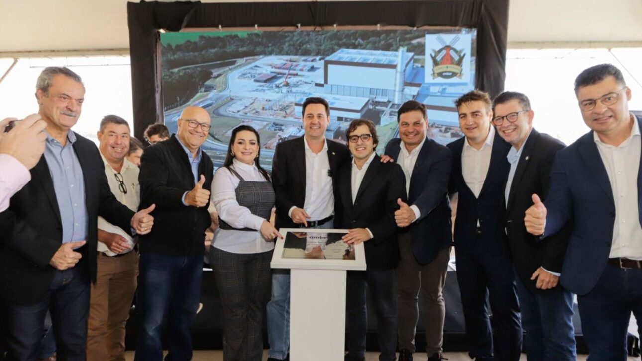 Nueva fábrica de Ambev en Carambeí, en Paraná, recibe R$ 1 billón, genera 4,6 mil empleos y produce botellas de vidrio con energía 100% renovable.