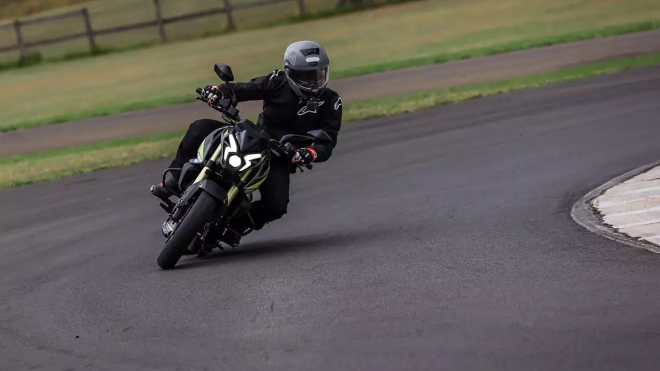 Bajaj Dominar NS400Z llega a Brasil por R$ 26.900 con motor de 40 cv, menos peso, visual esportivo y paquete eletrônico completo.
