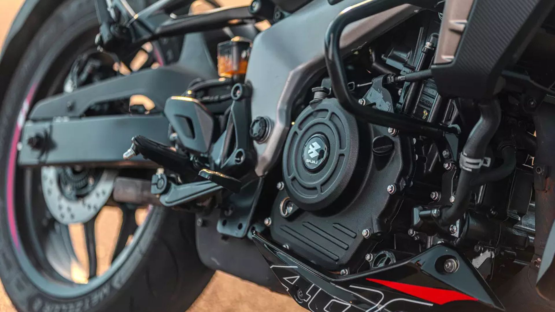Bajaj Dominar NS400Z chega ao Brasil por R$ 26.900 com motor de 40 cv, menos peso, visual esportivo e pacote eletrônico completo.