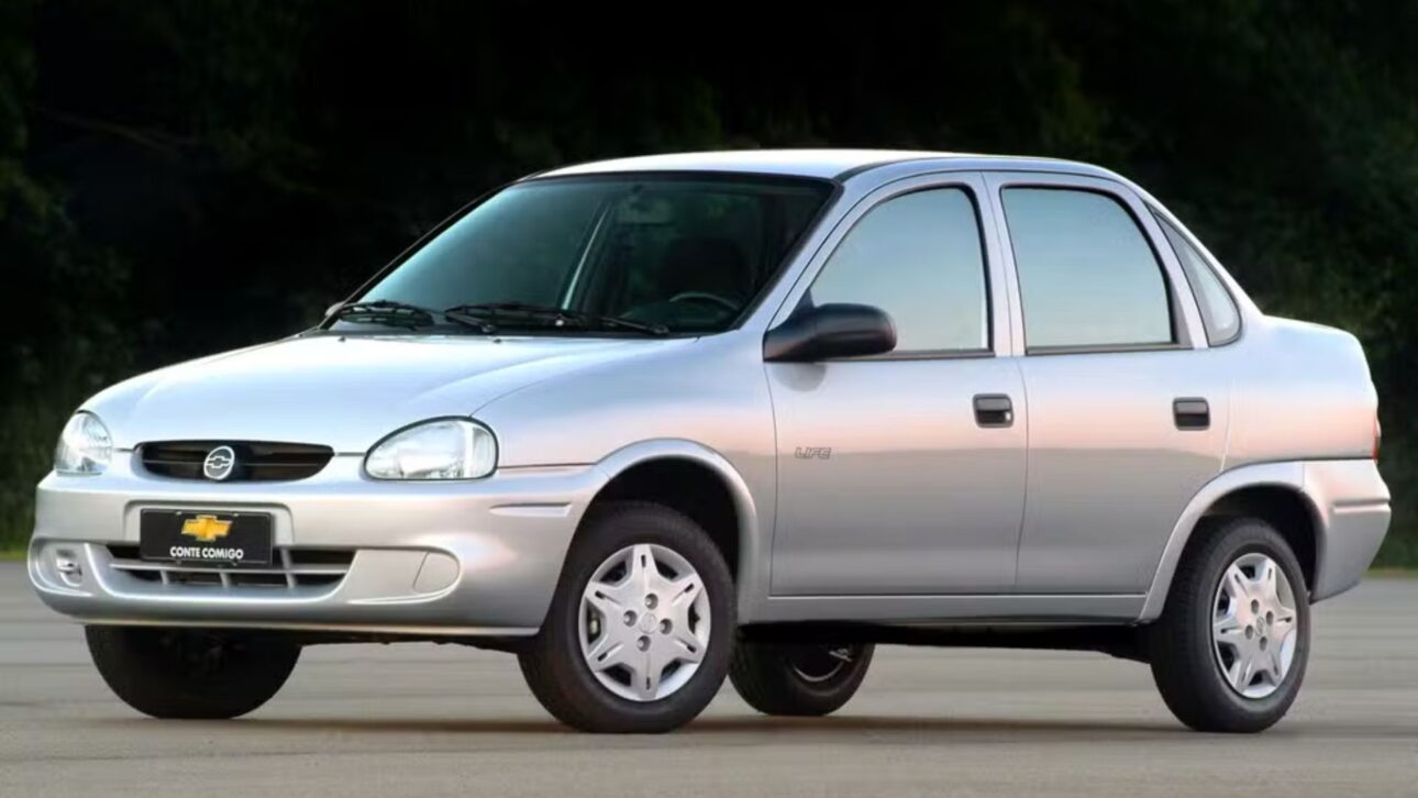 Chevrolet Corsa usado sigue en alta y reúne versiones confiables abaixo de R$ 30 mil, con opciones hatch y sedán, mantenimiento simple y amplia oferta de piezas.