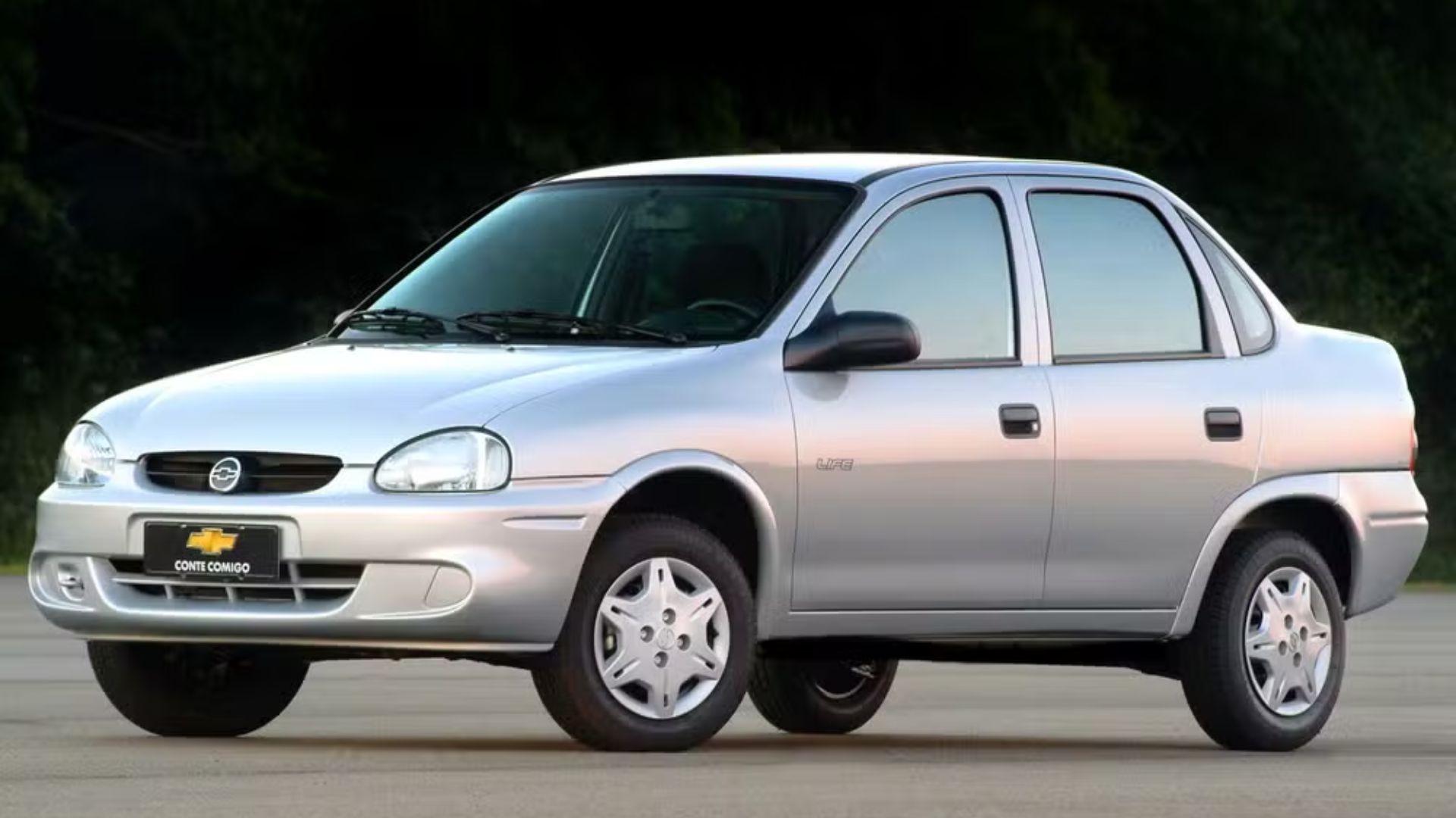 Chevrolet Corsa usado segue em alta e reúne versões confiáveis abaixo de R$ 30 mil, com opções hatch e sedã, manutenção simples e ampla oferta de peças.