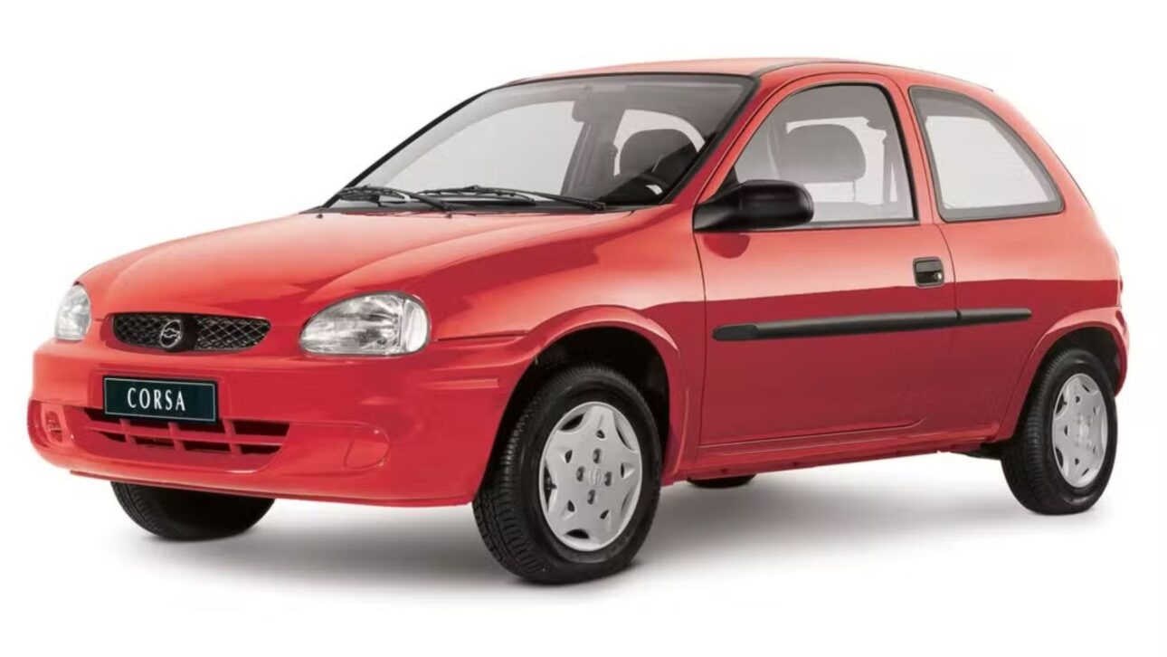 Chevrolet Corsa usado sigue en alta y reúne versiones confiables abaixo de R$ 30 mil, con opciones hatch y sedán, mantenimiento simple y amplia oferta de piezas.