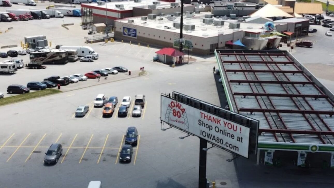 El mayor puesto de camiones del mundo se encuentra en Iowa, tiene 900 espacios, cine, dentista, museo con camiones antiguos y sirve 350 mil comidas al año.