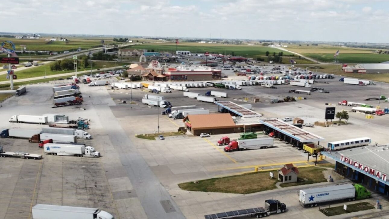 El mayor puesto de camiones del mundo se encuentra en Iowa, tiene 900 espacios, cine, dentista, museo con camiones antiguos y sirve 350 mil comidas al año.