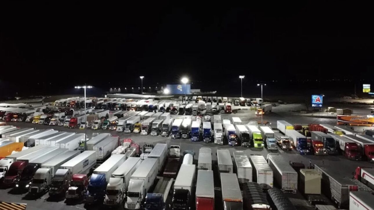 El mayor puesto de camiones del mundo se encuentra en Iowa, tiene 900 espacios, cine, dentista, museo con camiones antiguos y sirve 350 mil comidas al año.