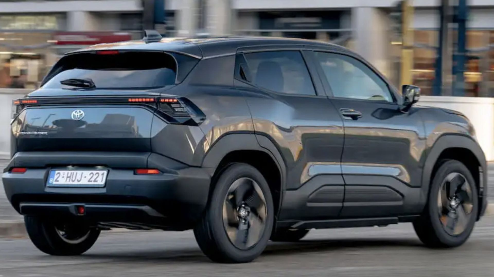 Toyota Urban Cruiser estreia como SUV elétrico compacto com até 426 km de autonomia, bateria LFP de 61 kWh, opção AWD e recarga rápida em DC.