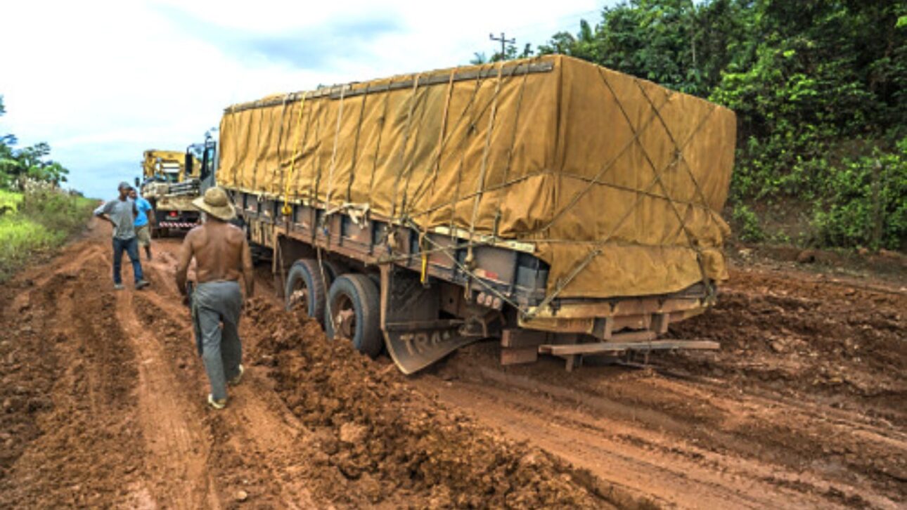 BR-230 corta la Amazonía desde hace décadas, enfrenta suelos frágiles, lluvias intensas y altos costos, y sigue con largos tramos sin pavimentación total.