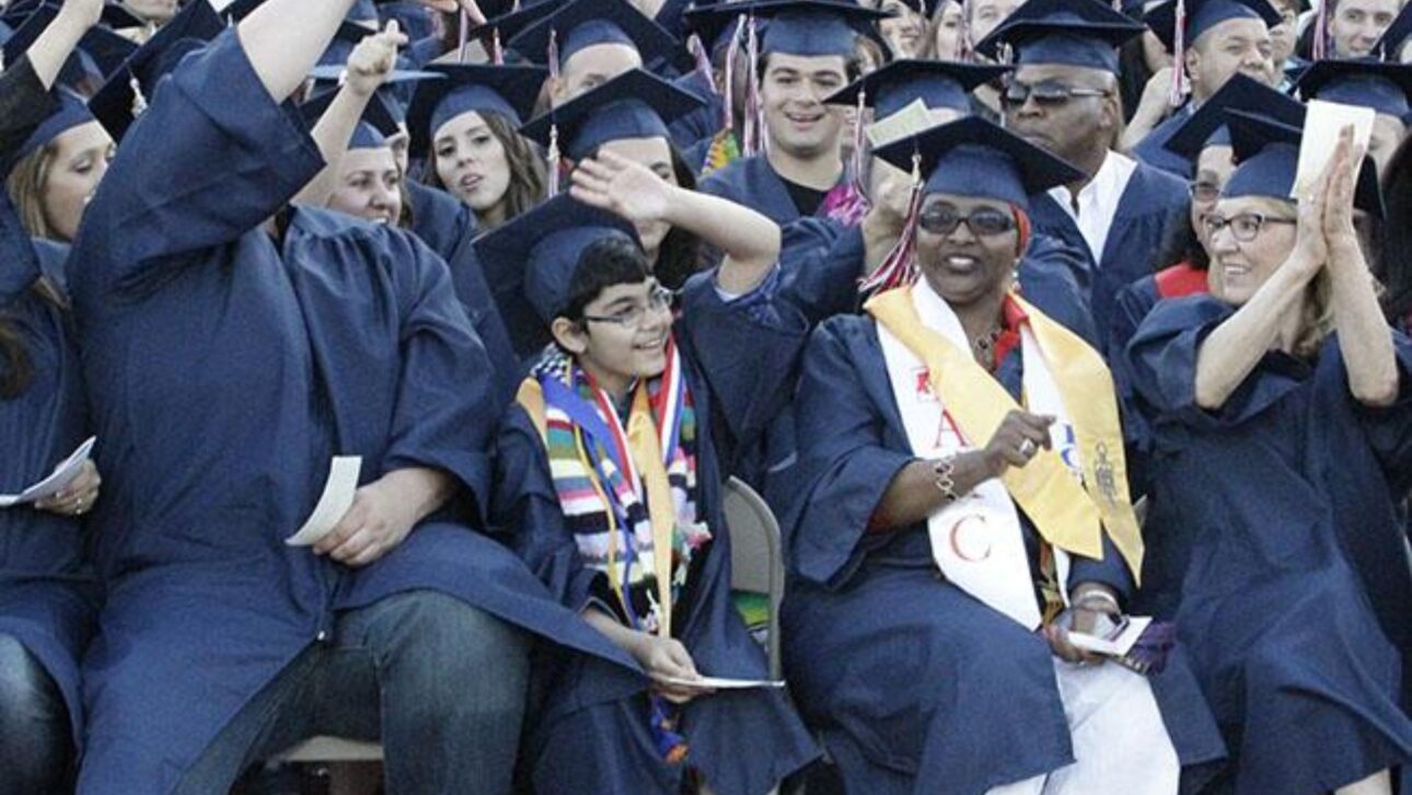 Tanishq Abraham llama la atención al ingresar en Mensa a los 4 años, concluir la educación media a los 10 y obtener tres diplomas universitarios a los 11 en EE. UU.