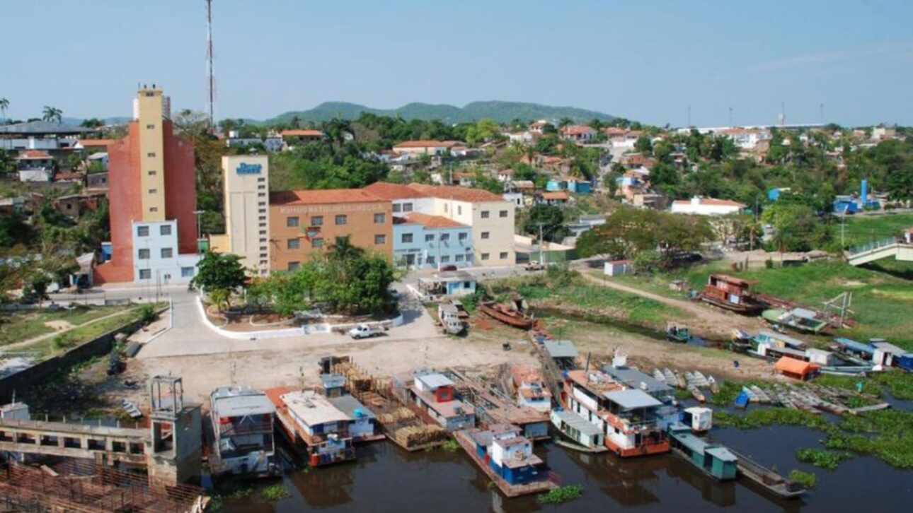 Ladário es enclave dentro de Corumbá, tiene 354 km², 21 mil habitantes y alberga el Comando del 6º Distrito Naval en el Pantanal, según datos oficiales.