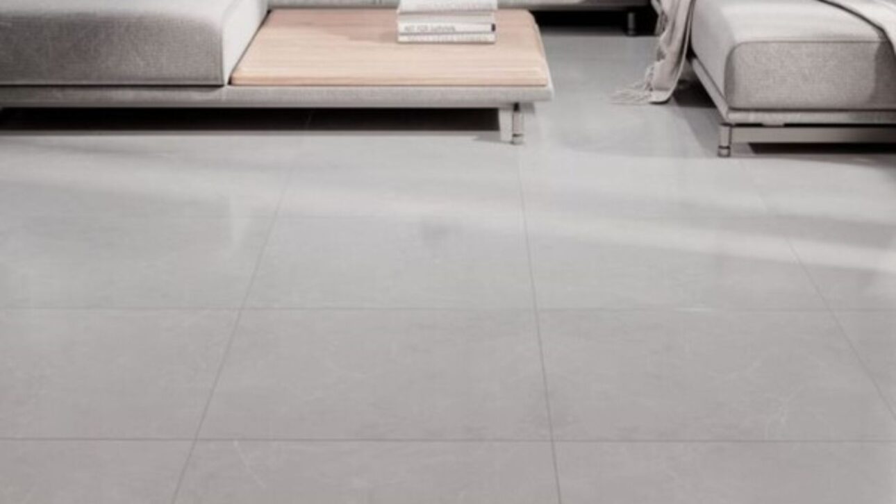 Comparación real muestra cuánto cuesta cambiar el piso de casa popular con cerámica simple o vinílico en planchas, incluyendo mano de obra, tiempo de obra y confort acústico.