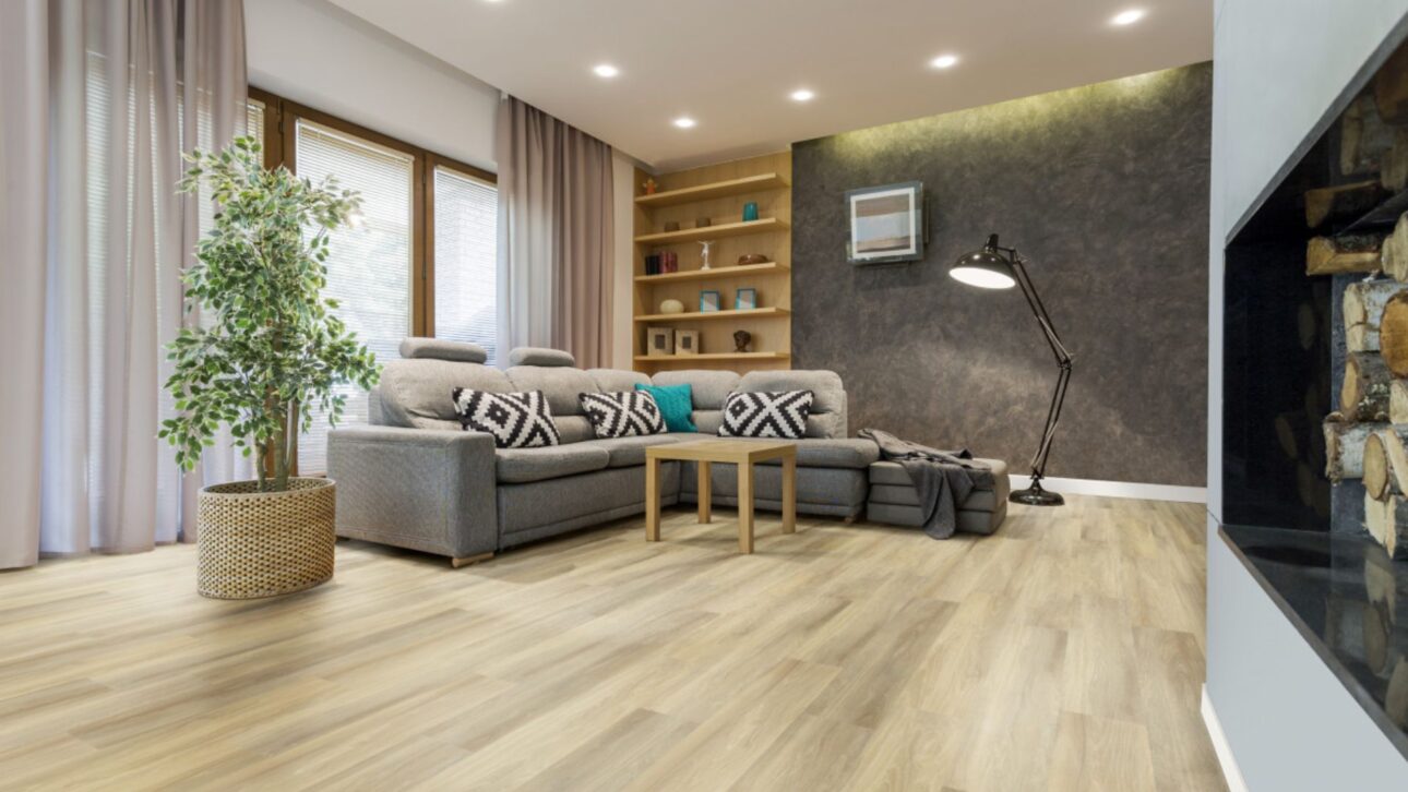 Comparación real muestra cuánto cuesta cambiar el piso de casa popular con cerámica simple o vinílico en planchas, incluyendo mano de obra, tiempo de obra y confort acústico.