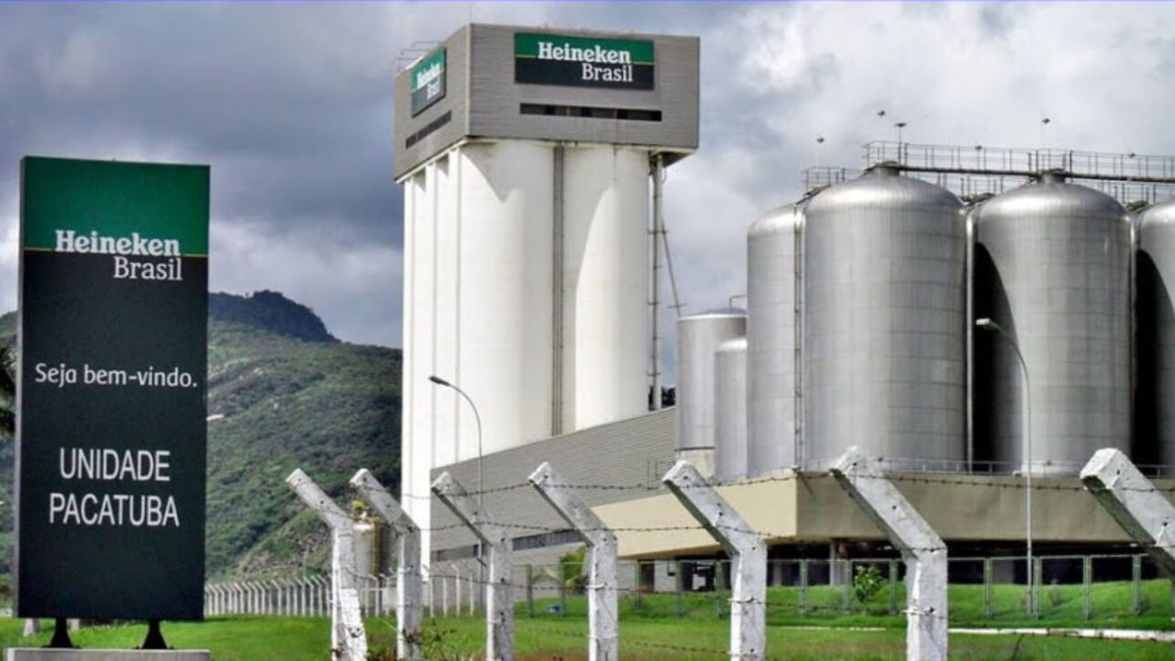 Heineken cierra fábrica en Pacatuba, en Ceará, despide a cerca de 350 trabajadores y confirma estrategia ligada a cambios en el mercado cervecero.