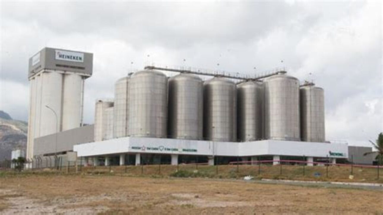 Heineken cierra fábrica en Pacatuba, en Ceará, despide a cerca de 350 trabajadores y confirma estrategia ligada a cambios en el mercado cervecero.