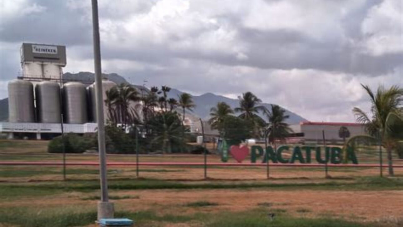 Heineken cierra fábrica en Pacatuba, en Ceará, despide a cerca de 350 trabajadores y confirma estrategia ligada a cambios en el mercado cervecero.