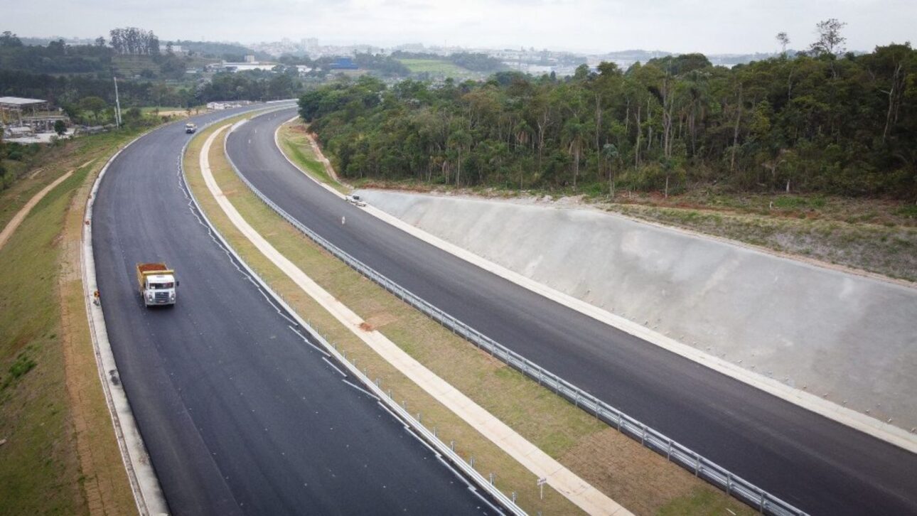 Tramo Norte del Rodoanel de São Paulo avanza con inversión de R$ 3,4 bilhões, uso de asfalto SMA de Fórmula 1 y promesa de seguridad.