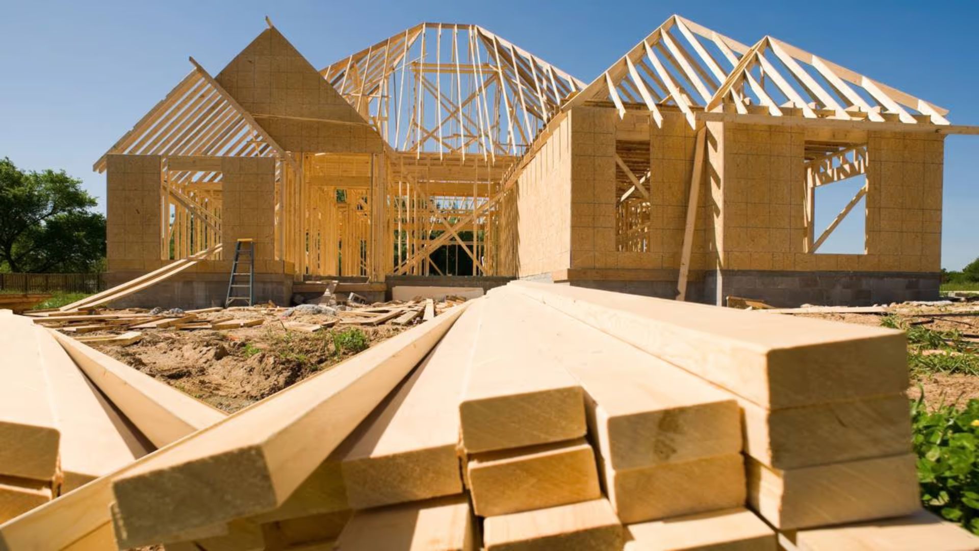 Construção em madeira avança com sistemas industrializados, novos compósitos e soluções que reduzem prazos, ampliam desempenho e viabilizam edifícios urbanos.