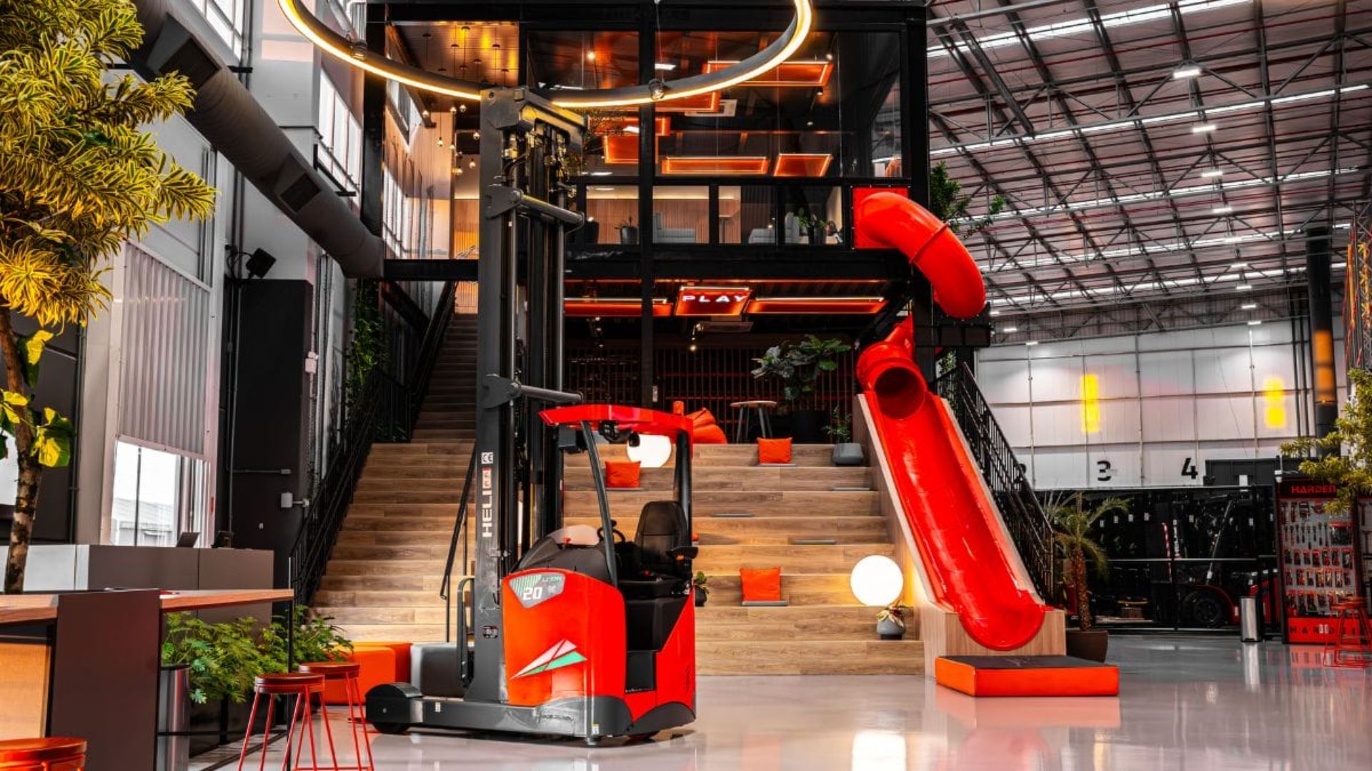 Empresa em Itajaí adota benefícios e horário flexível para enfrentar escassez de mão de obra e alcançar 96,8% de retenção de talentos.