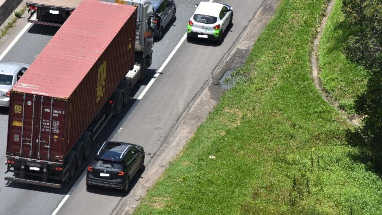 El uso del acotamiento es una infracción gravísima, genera multa de hasta R$ 1.467 y 7 puntos en la CNH. PRF intensifica la fiscalización con cámaras.