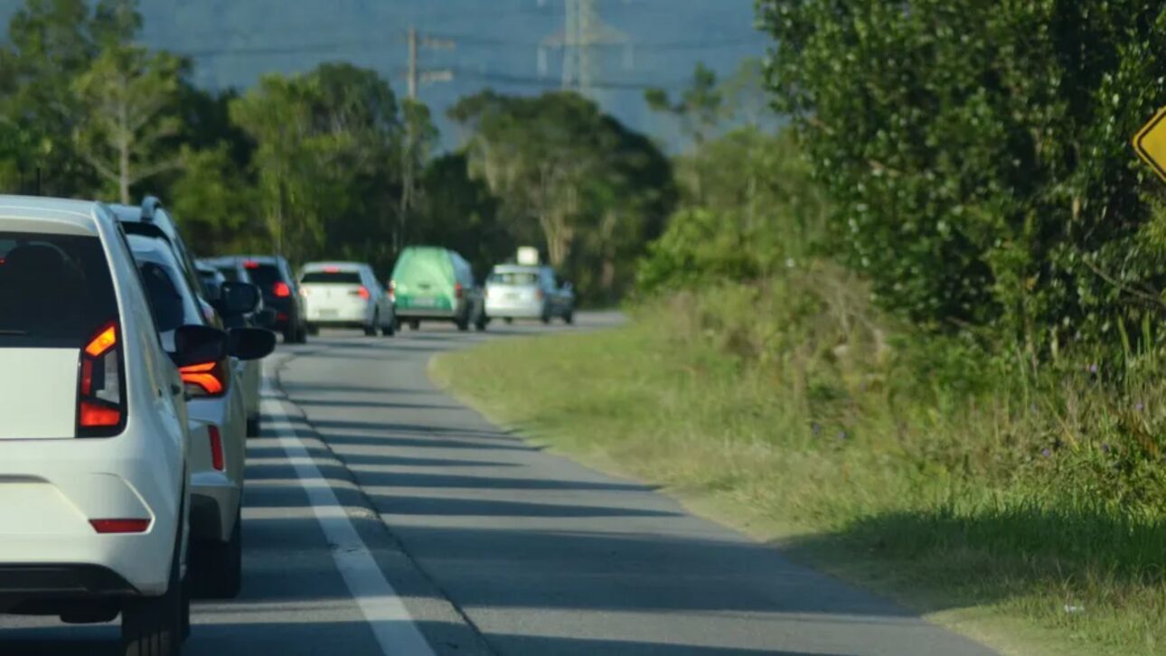 El uso del acotamiento es una infracción gravísima, genera multa de hasta R$ 1.467 y 7 puntos en la CNH. PRF intensifica la fiscalización con cámaras.