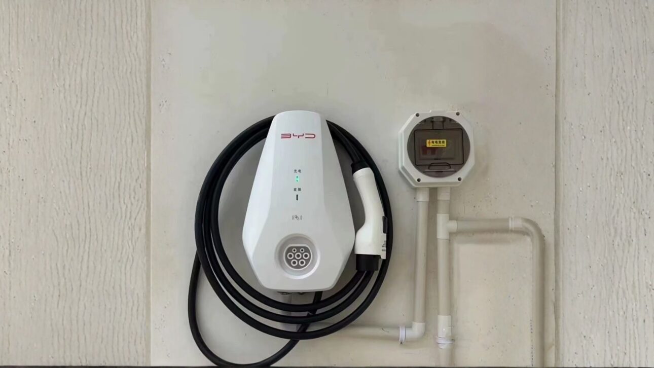 BYD lanza en China sistema de compartimiento de cargadores residenciales, permitiendo ingresos con wallbox y recarga más barata via app.