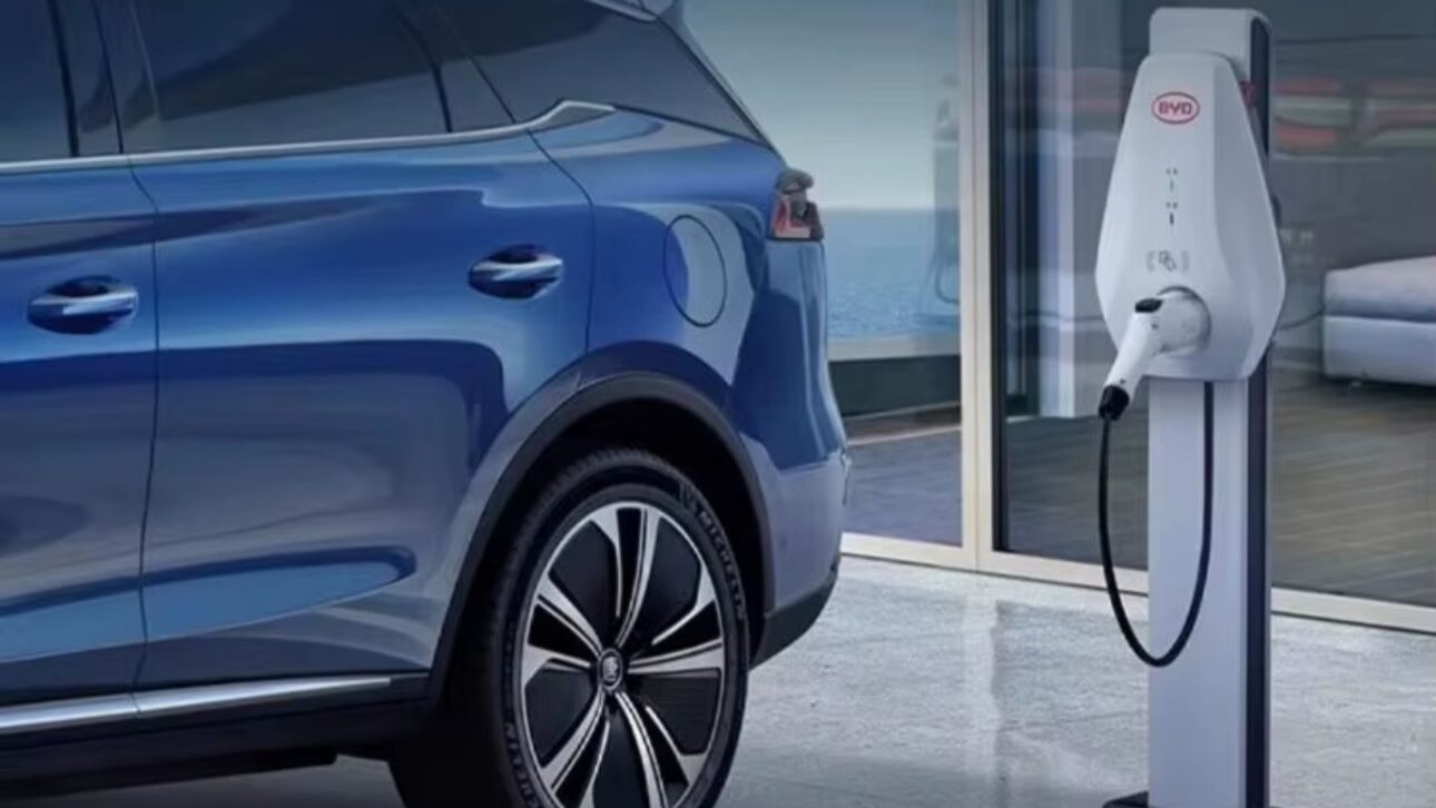 BYD lanza en China sistema de compartimiento de cargadores residenciales, permitiendo ingresos con wallbox y recarga más barata via app.