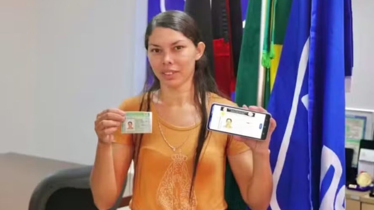 Brasileña es la primera habilitada por la nueva CNH sin autoescuela obligatoria, con proceso digital, menos horas prácticas y costos reducidos en Paraíba.