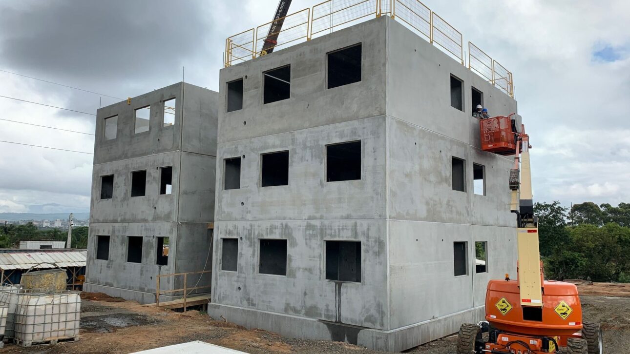 Casa de concreto montada en dos semanas usa pre-moldeados, encajes precisos y fundación sin moldes, reduciendo etapas en el cante.