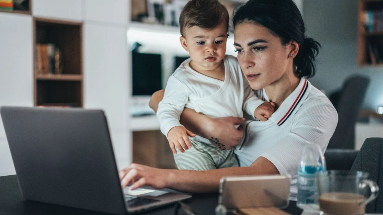 Justicia del Trabajo de Río autoriza reducción de jornada sin corte salarial para bancaria con hija con discapacidad y fija multa diaria de R$ 10 mil.