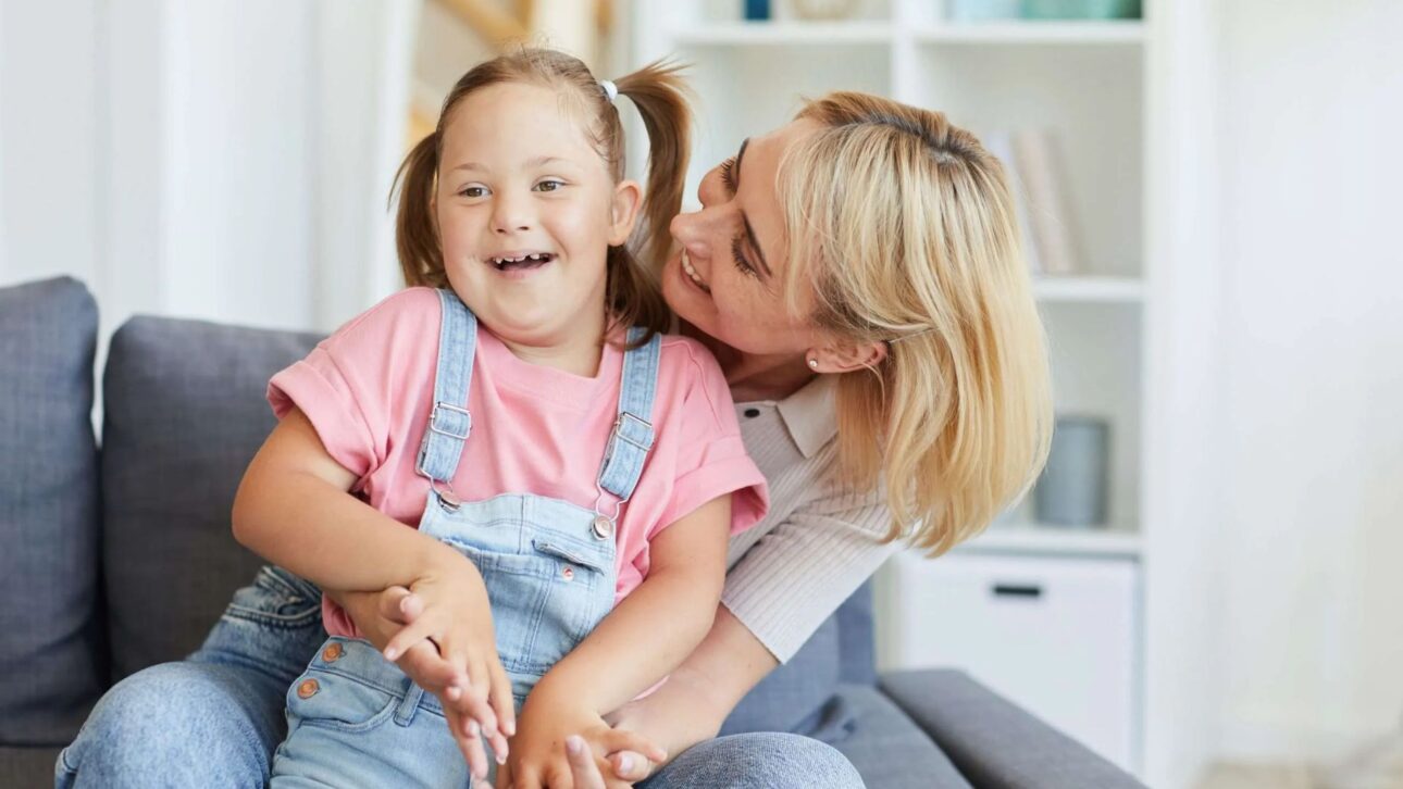 Justicia del Trabajo de Río autoriza reducción de jornada sin corte salarial para bancaria con hija con discapacidad y fija multa diaria de R$ 10 mil.