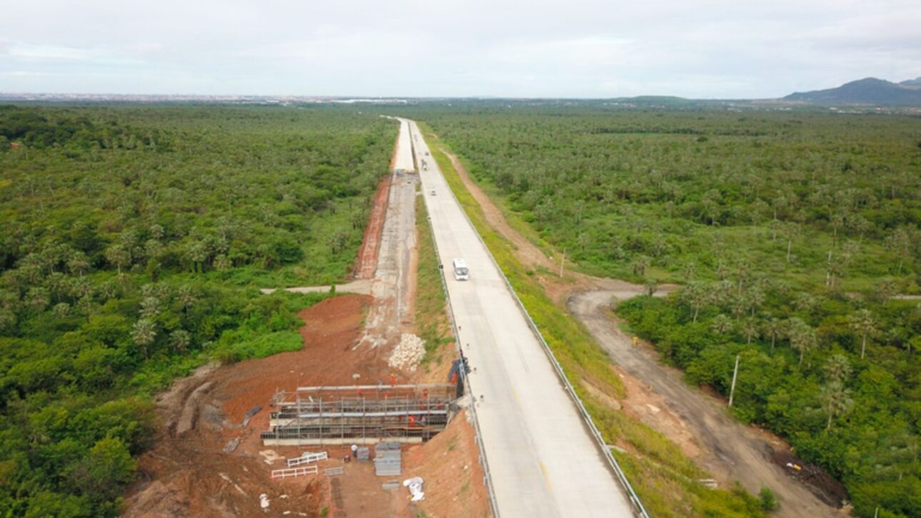 Tramo de la duplicación de la BR-222/CE en obras con pavimento de concreto nuevo y máquinas de construcción en actividad. (Imagen: DNIT)