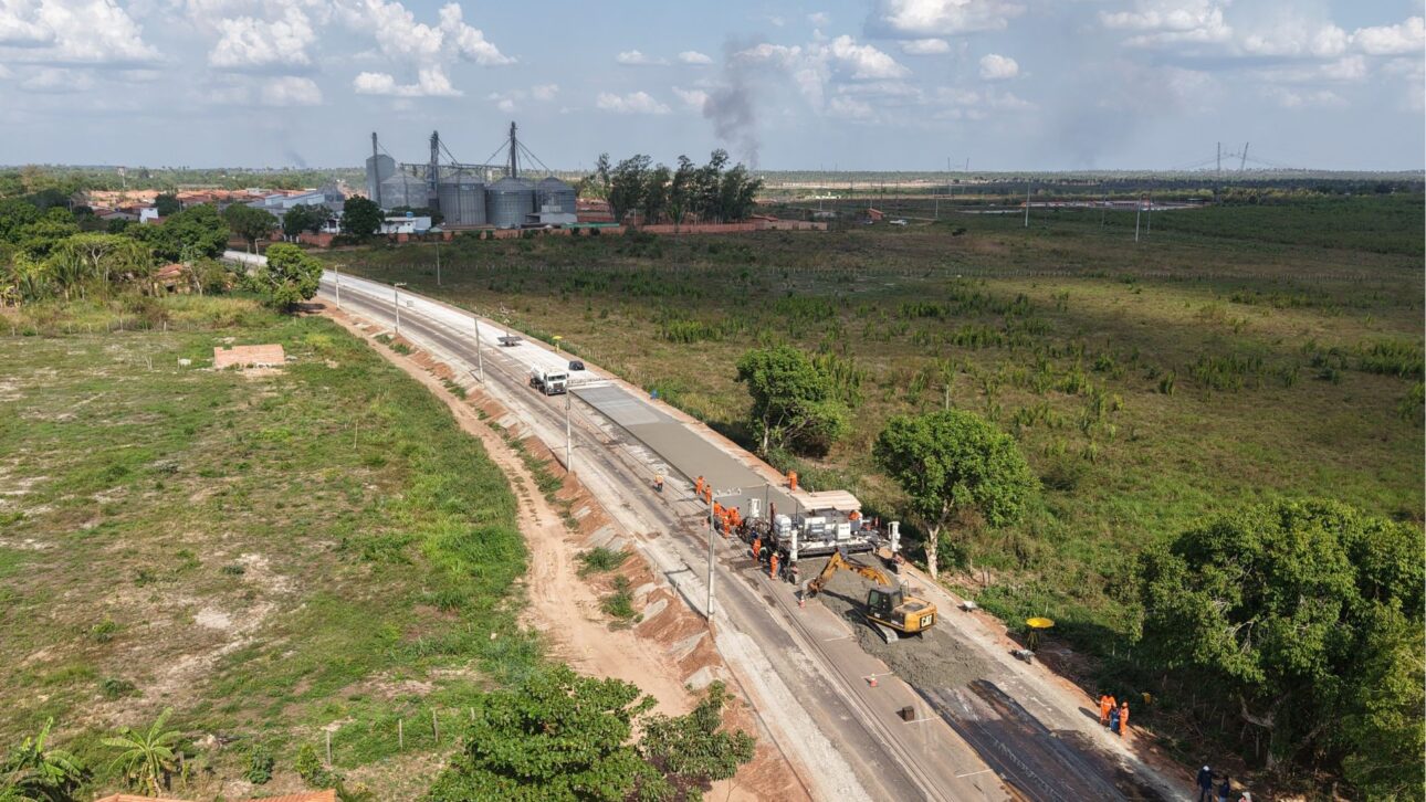 Equipos trabajando en las obras de pavimentación y ampliación de la BR-222/CE, reforzando la infraestructura vial en Ceará. (Imagen: tendencia local de infraestructura)