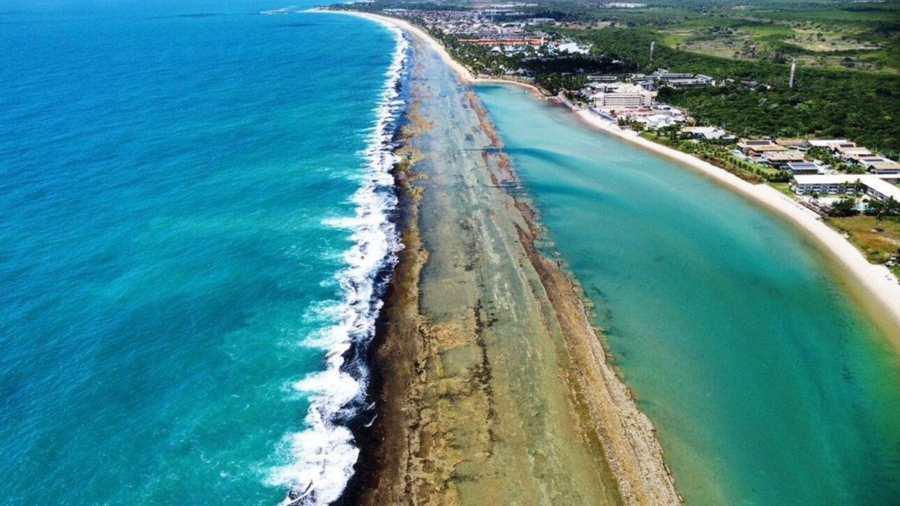 Playa de Muro Alto, en Pernambuco, alberga la mayor piscina natural de América Latina, con aguas tranquilas, arrecifes, peces y estructura turística.