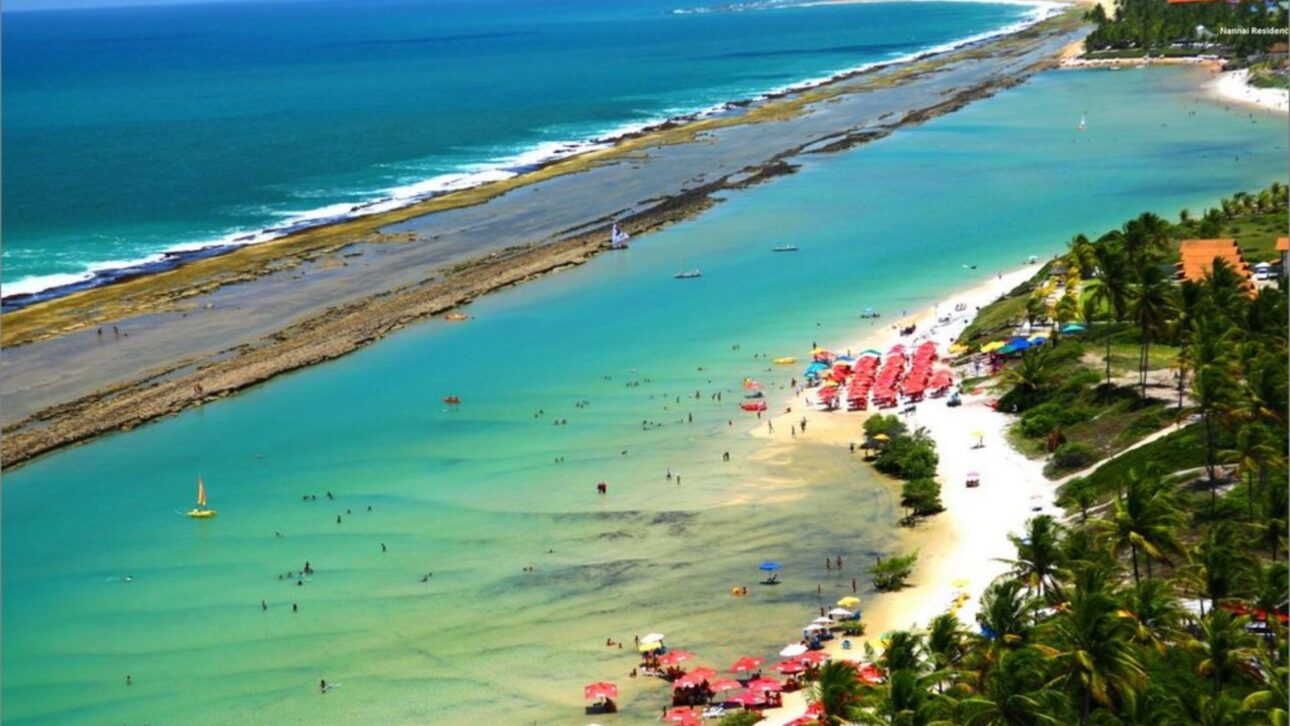 Playa de Muro Alto, en Pernambuco, alberga la mayor piscina natural de América Latina, con aguas tranquilas, arrecifes, peces y estructura turística.