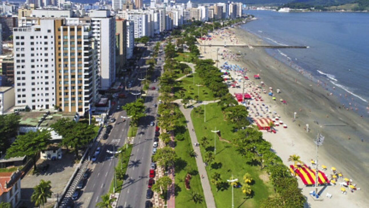 Santos lidera el país en habitantes viviendo en apartamentos. Datos del Censo 2022 muestran cómo los límites geográficos moldearon la verticalización urbana.