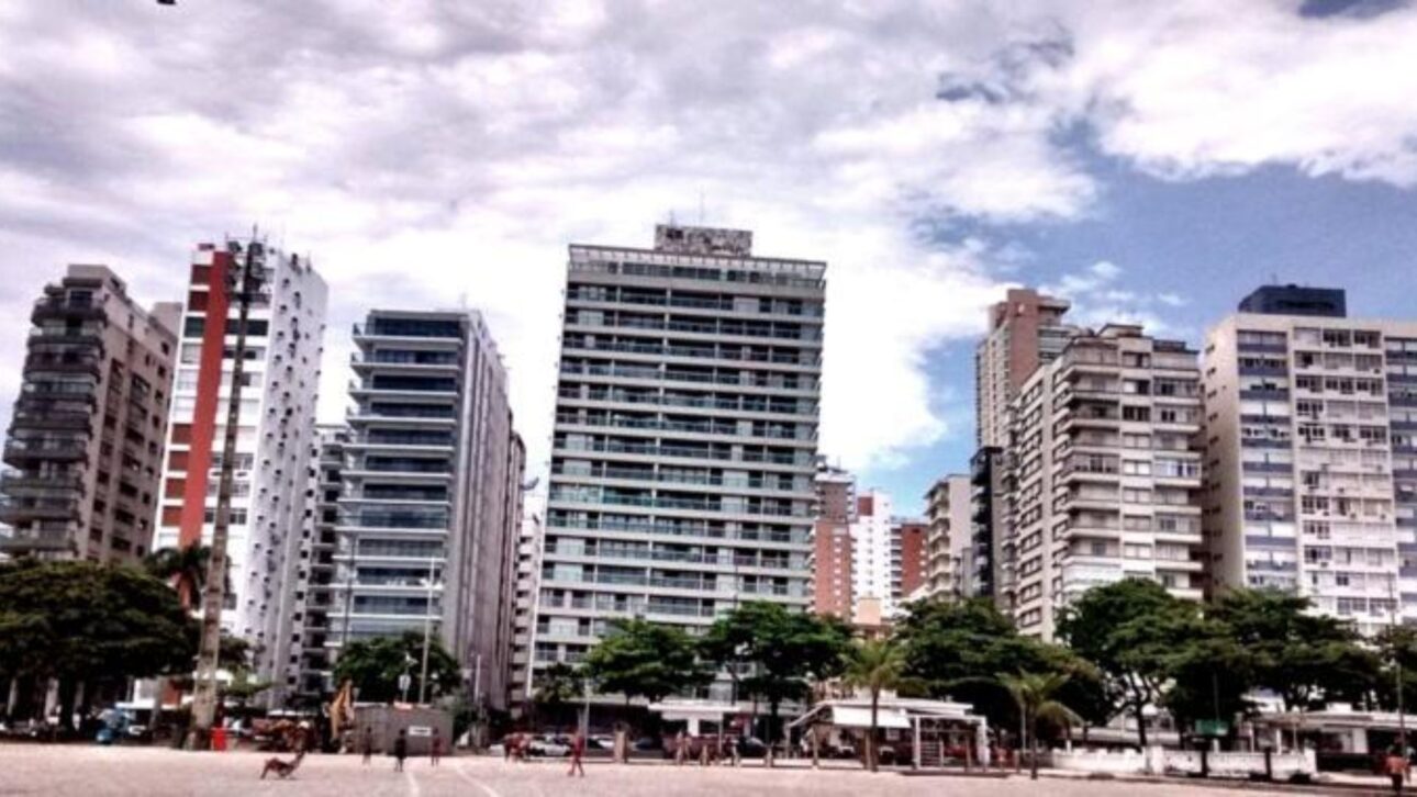 Santos lidera el país en habitantes viviendo en apartamentos. Datos del Censo 2022 muestran cómo los límites geográficos moldearon la verticalización urbana.