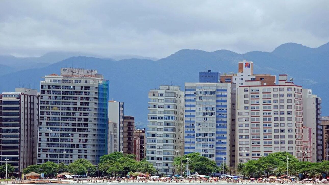 Santos lidera el país en habitantes viviendo en apartamentos. Datos del Censo 2022 muestran cómo los límites geográficos moldearon la verticalización urbana.
